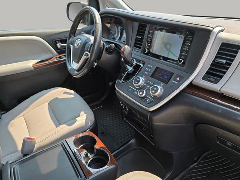Used 2020 Toyota Sienna XLE Premium AWD/4WD image 36