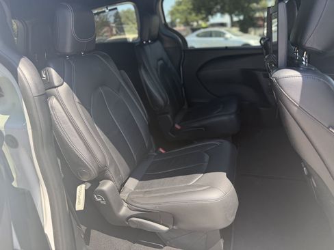 Used 2018 Chrysler Pacifica Touring-L Plus FWD image 15