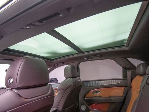 Used 2021 Bentley Bentayga AWD/4WD image 32