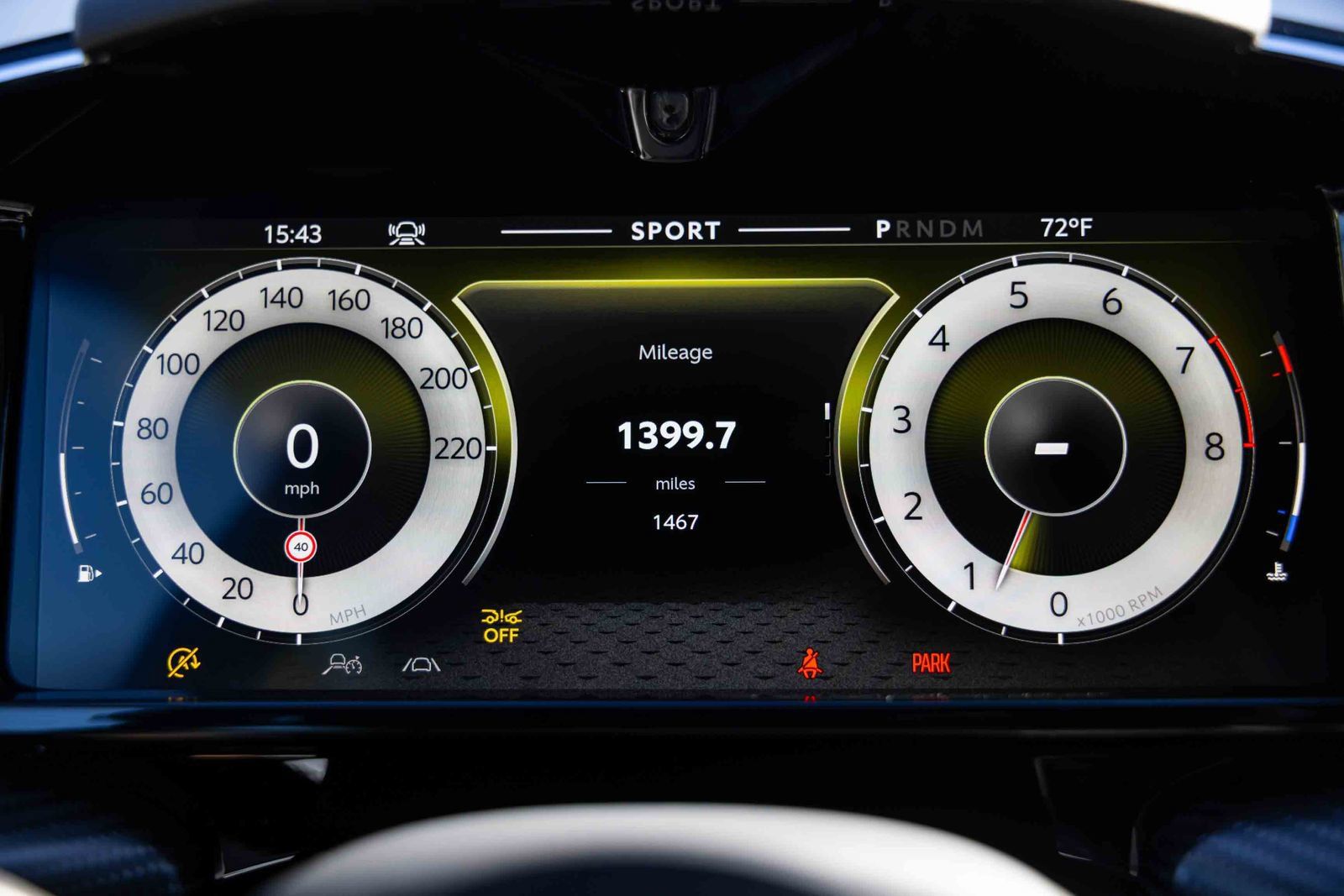 Used 2025 Aston Martin V8 Vantage Coupe RWD image 8