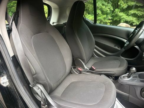 Used 2016 smart fortwo passion RWD image 16