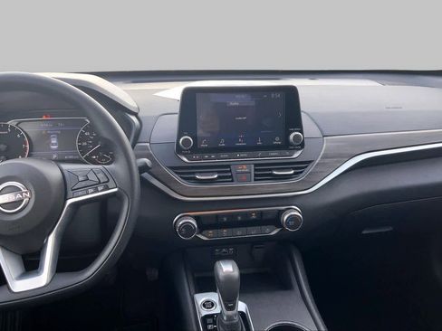 Used 2025 Nissan Altima 2.5 SV FWD image 7