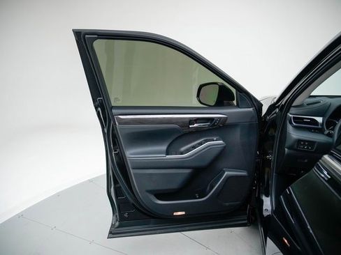 Used 2022 Toyota Highlander Platinum image 14