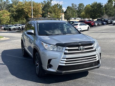 Used 2019 Toyota Highlander LE AWD/4WD image 3