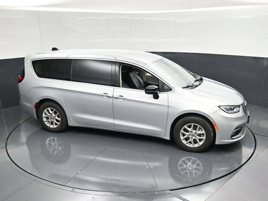 Used 2024 Chrysler Pacifica Touring-L FWD image 46