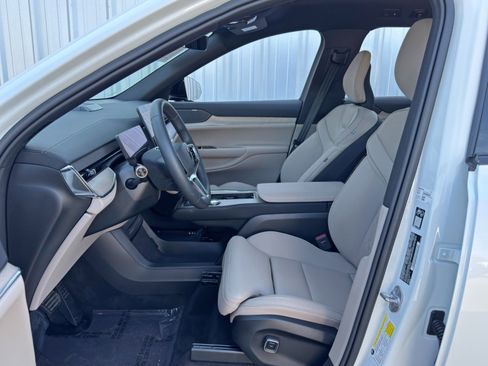 Used 2025 Volvo EX90 Ultra image 17