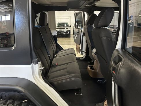 Used 2015 Jeep Wrangler Unlimited Rubicon w/ Connectivity Group AWD/4WD image 18