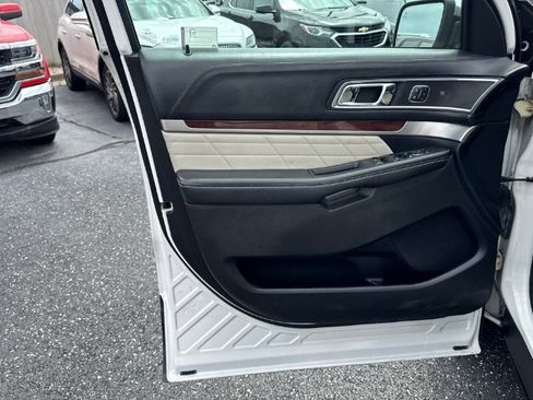 Used 2017 Ford Explorer Platinum AWD/4WD image 13