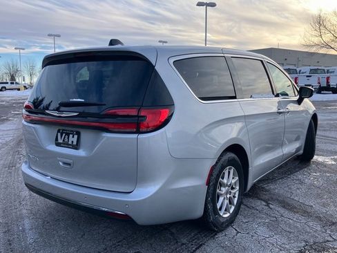 Used 2024 Chrysler Pacifica Touring-L image 25