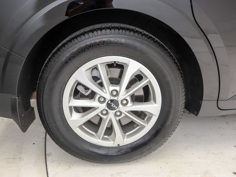 Used 2022 Kia Carnival LX image 30