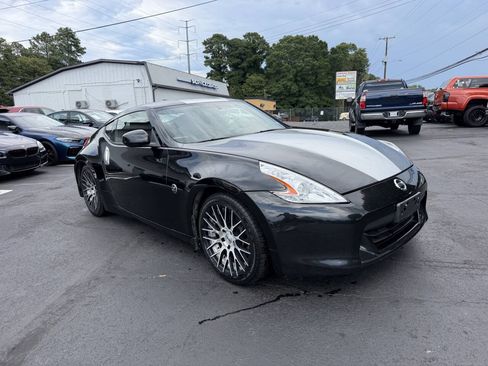 Used 2011 Nissan 370Z Coupe RWD image 3