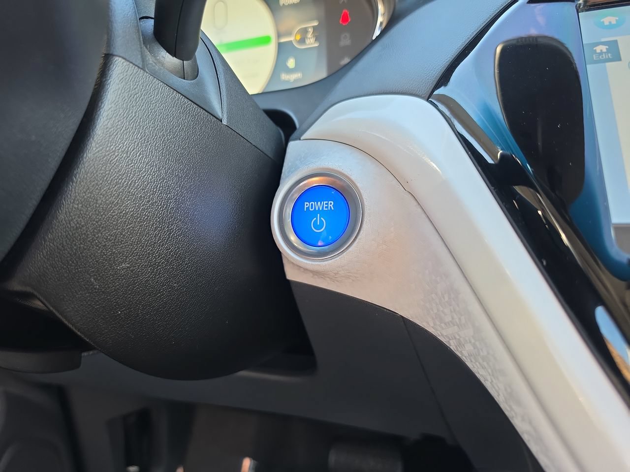 Used 2019 Chevrolet Bolt Premier w/ Infotainment Package FWD image 16