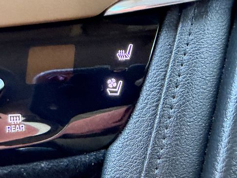 Used 2018 Cadillac XT5 Platinum w/ Driver Assist Package image 23