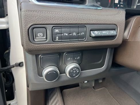 Used 2021 GMC Yukon XL Denali w/ Denali Premium Package image 18