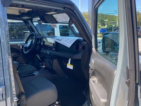 New 2025 Jeep Wrangler Unlimited Rubicon w/ Technology Group image 27