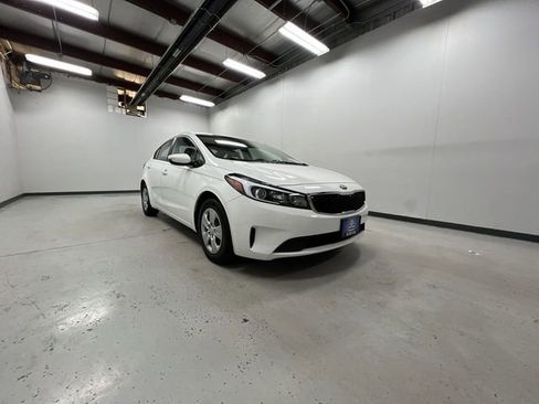 Used 2017 Kia Forte LX image 2