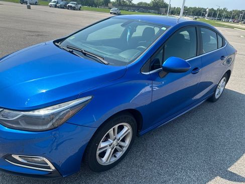 Used 2017 Chevrolet Cruze LT w/ Sun And Sound Package FWD image 2