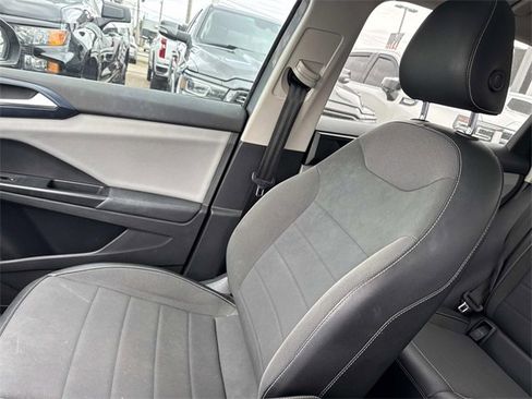 Used 2022 Volkswagen Taos SE w/ Panoramic Sunroof Package image 21