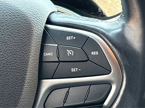 Used 2021 Jeep Grand Cherokee Overland AWD/4WD image 12