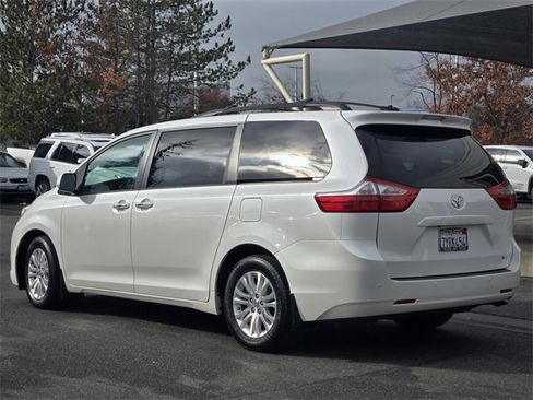 Used 2017 Toyota Sienna XLE image 6