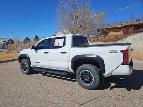Used 2024 Toyota Tacoma TRD Off-Road w/ TRD Off Road Premium Package image 5