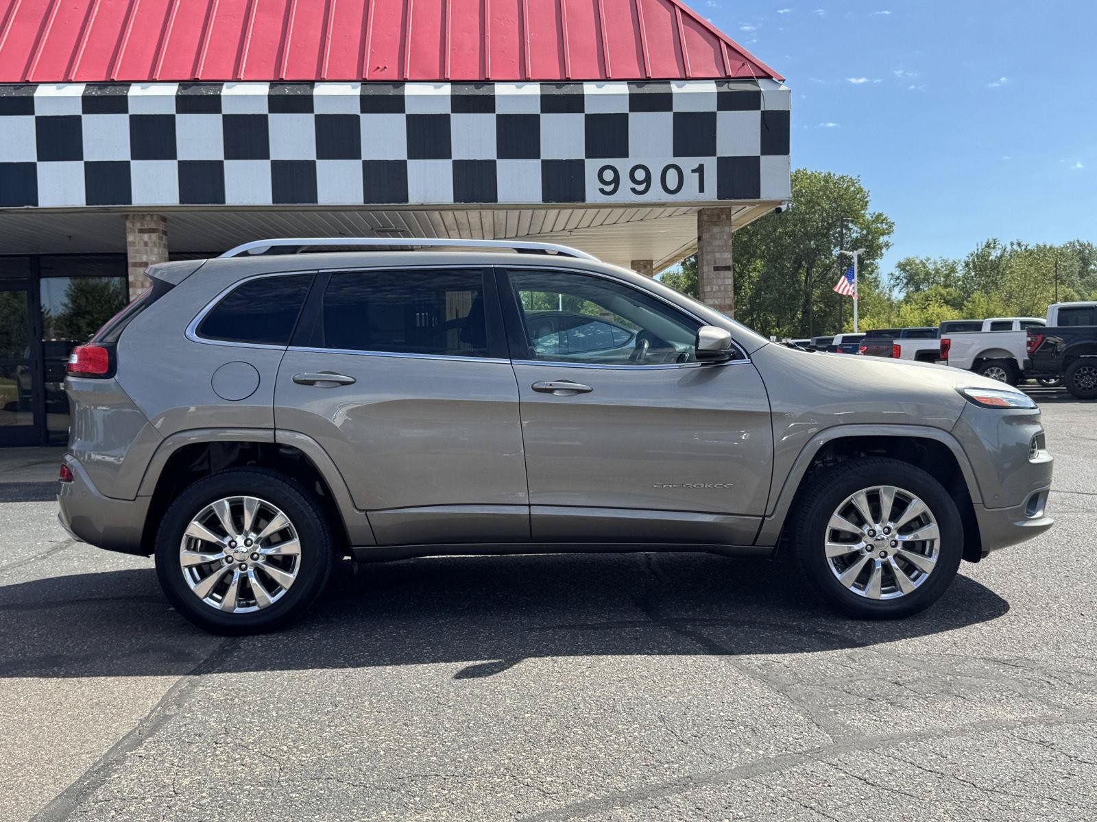 Used 2017 Jeep Cherokee Overland w/ Technology Group AWD/4WD image 8