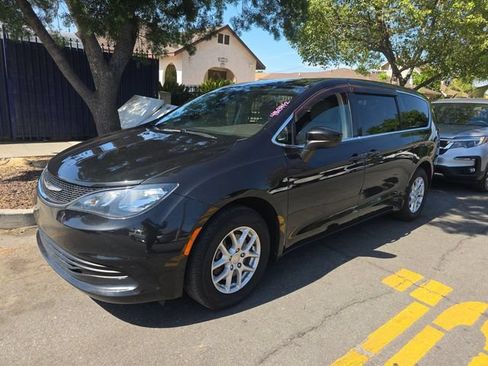 Used 2017 Chrysler Pacifica Touring FWD image 1