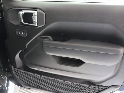 Used 2025 Jeep Wrangler Willys image 27