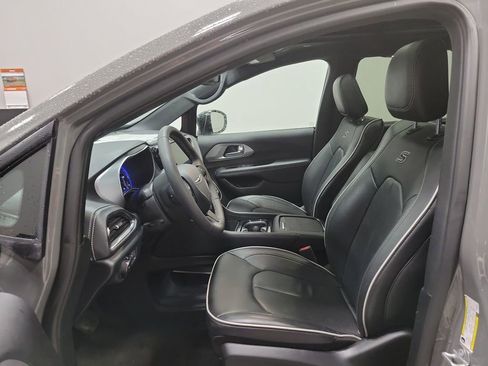 Used 2025 Chrysler Pacifica Limited image 25