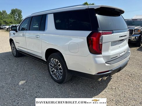 Used 2025 GMC Yukon XL Denali Ultimate w/ LPO, Illumination Package AWD/4WD image 3