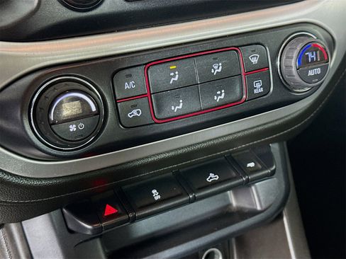 Used 2015 GMC Canyon SLE image 16