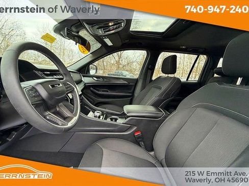 Used 2025 Jeep Grand Cherokee Laredo X image 21
