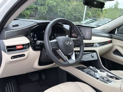 Used 2025 INFINITI QX60 Luxe w/ Vision Package FWD image 6