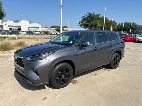 Used 2023 Toyota Highlander LE FWD image 1
