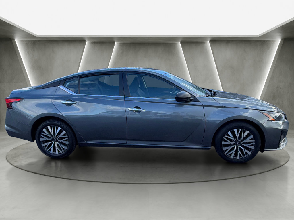 Used 2024 Nissan Altima 2.5 SV FWD image 2