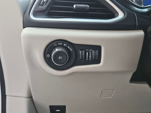 Used 2023 Chrysler Pacifica Touring-L FWD image 19