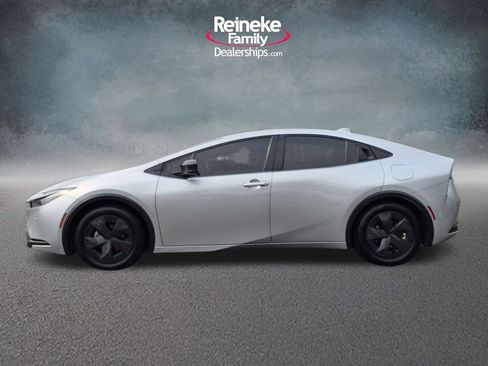 Used 2025 Toyota Prius LE FWD image 9