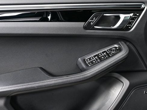 Certified 2025 Porsche Macan image 6