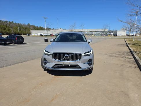 Used 2023 Volvo XC60 B5 Plus w/ Climate Package AWD/4WD image 3