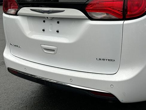 Used 2019 Chrysler Pacifica Limited image 5