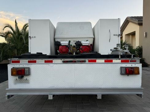 Used 2018 Isuzu NPR image 5