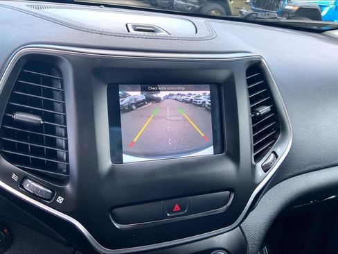 Used 2019 Jeep Cherokee Latitude Plus AWD/4WD image 27