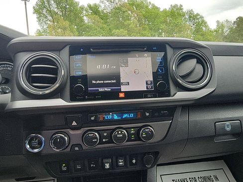 Used 2019 Toyota Tacoma TRD Sport image 17