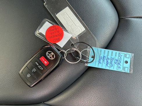 Used 2024 Toyota Highlander XLE image 26