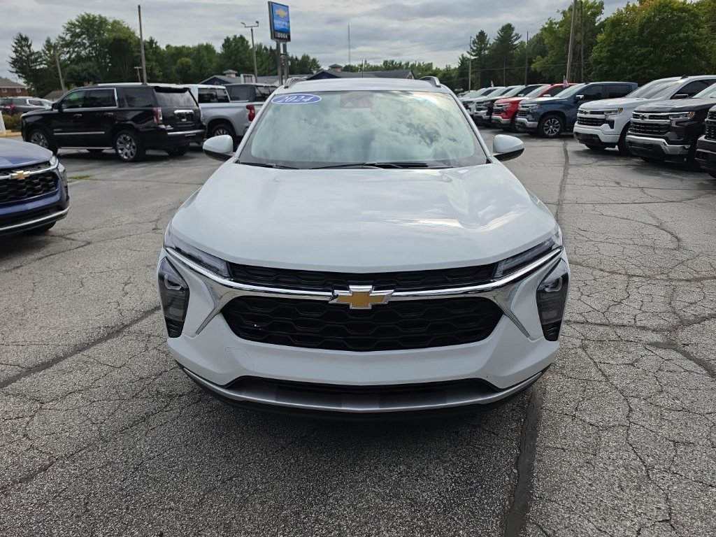 Certified 2024 Chevrolet Trax LT w/ Driver Confidence Package FWD image 2