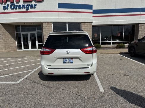 Used 2015 Toyota Sienna XLE Premium image 4