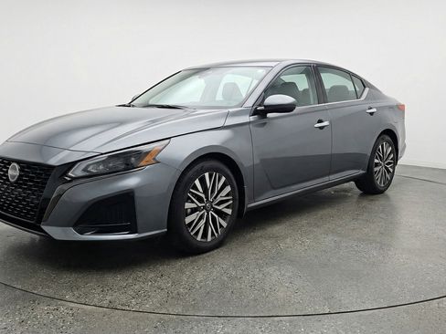Used 2025 Nissan Altima 2.5 SV FWD image 3