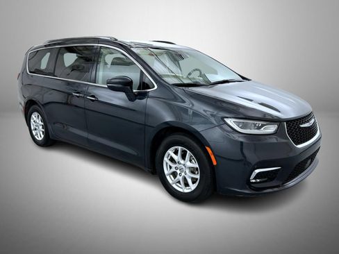 Used 2021 Chrysler Pacifica Touring-L FWD image 3