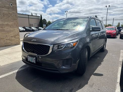 Used 2018 Kia Sedona LX w/ LX Essentials Premium Package FWD image 2