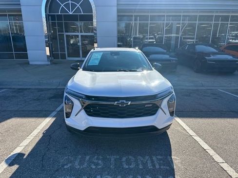 Used 2024 Chevrolet Trax RS w/ Sunroof Package image 3